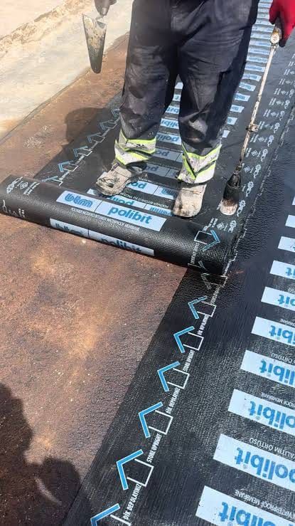 Terasa serilen bitümlü su yalıtım membranı ve uygulamayı yapan usta